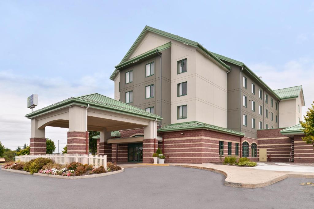 Holiday Inn Express Breezewood an IHG Hotel Main image 1